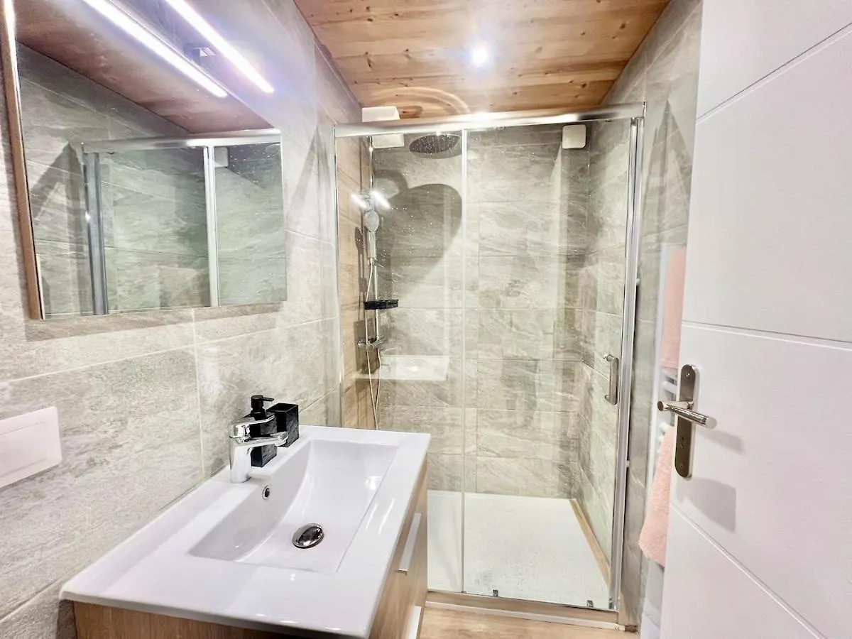 Appartement Confortable Balcon Cluses 0*,  France